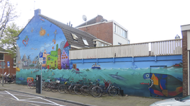 901479 Gezicht op de muurschildering gemaakt door graffitikunstenaar Jan Is De Man (Jan Heinsbroek) uit 2020, waarin ...
